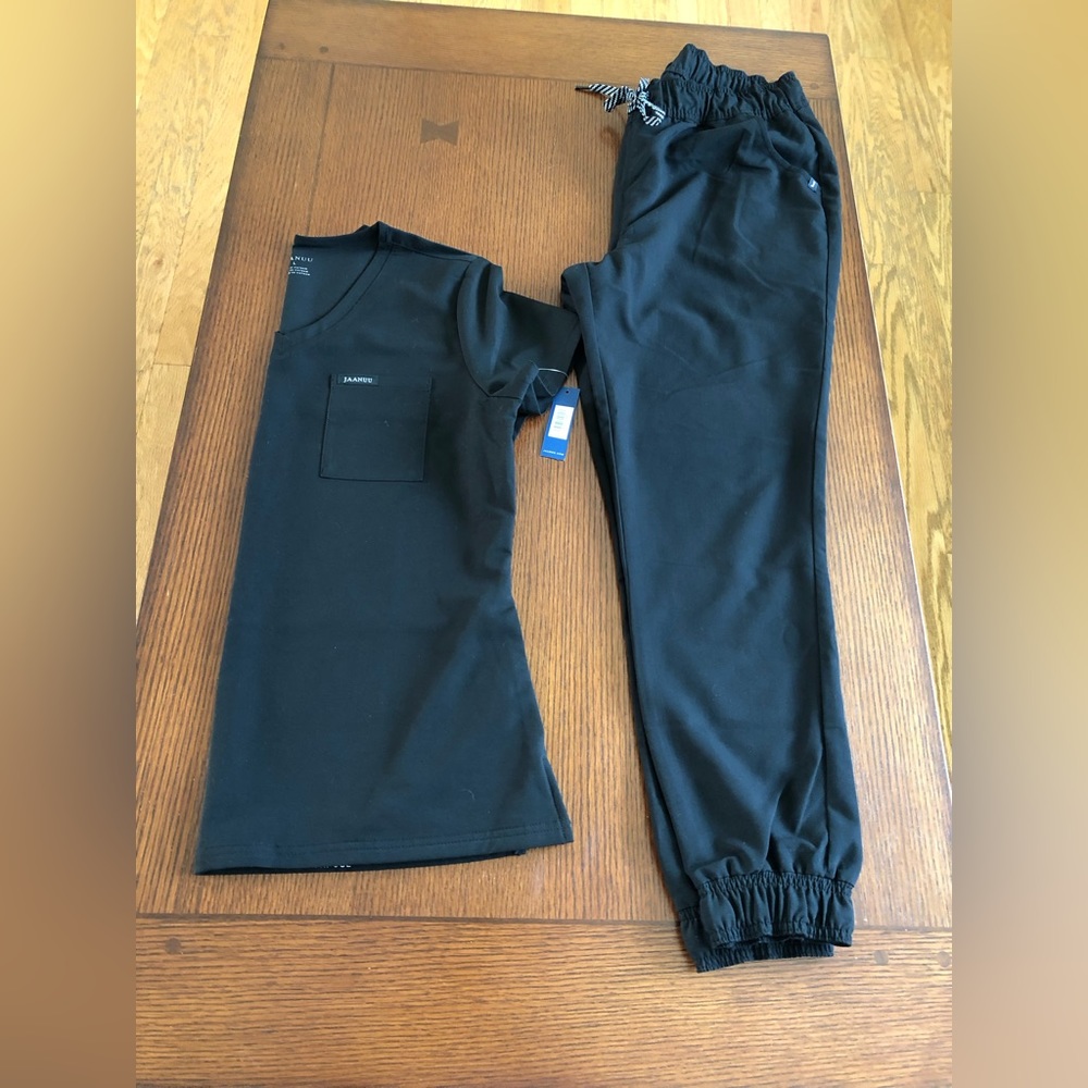 Jaanuu Scrub Set